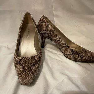 Low heeled snakeskin pumps